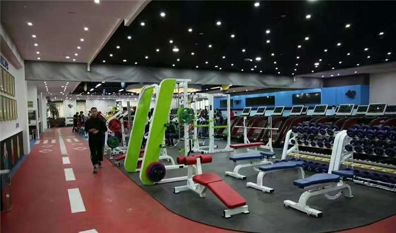 健身房地面用地坪漆施工時，可以選擇氟硅彈性地坪
